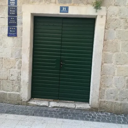 Delux Soba Sa Bracnim Krevetom Fabo 1