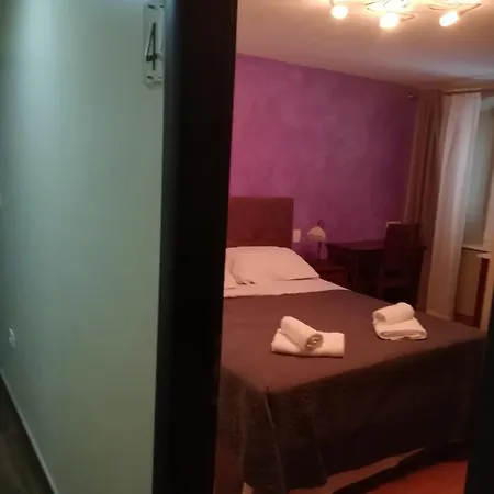 Delux Soba Sa Bracnim Krevetom Fabo 1